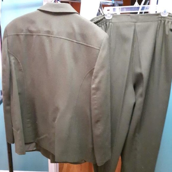 LORD & TAYLORS LADIES 3 PIECE WOOL SUIT - Picture 3 of 6